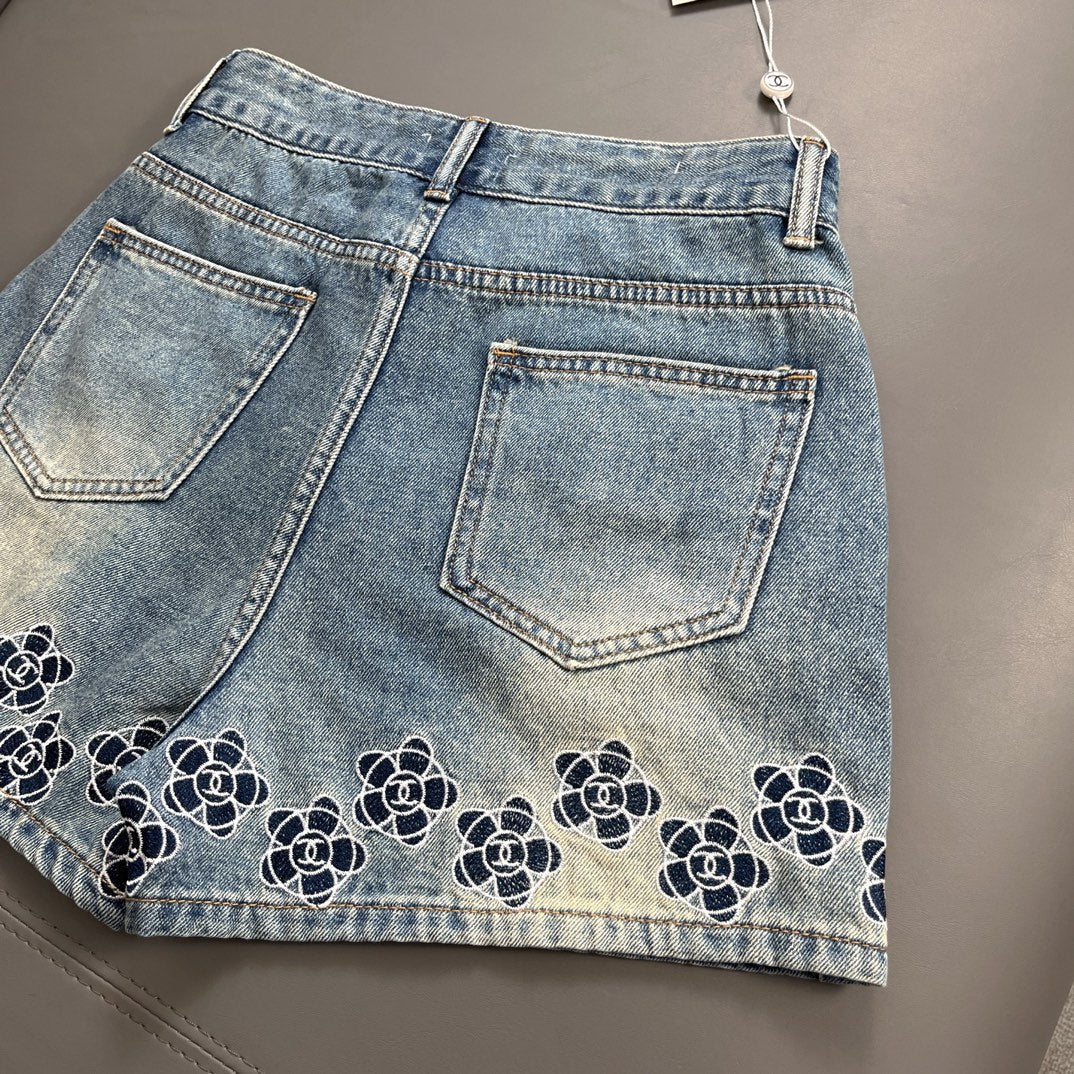 Camellia embroidered denim shorts