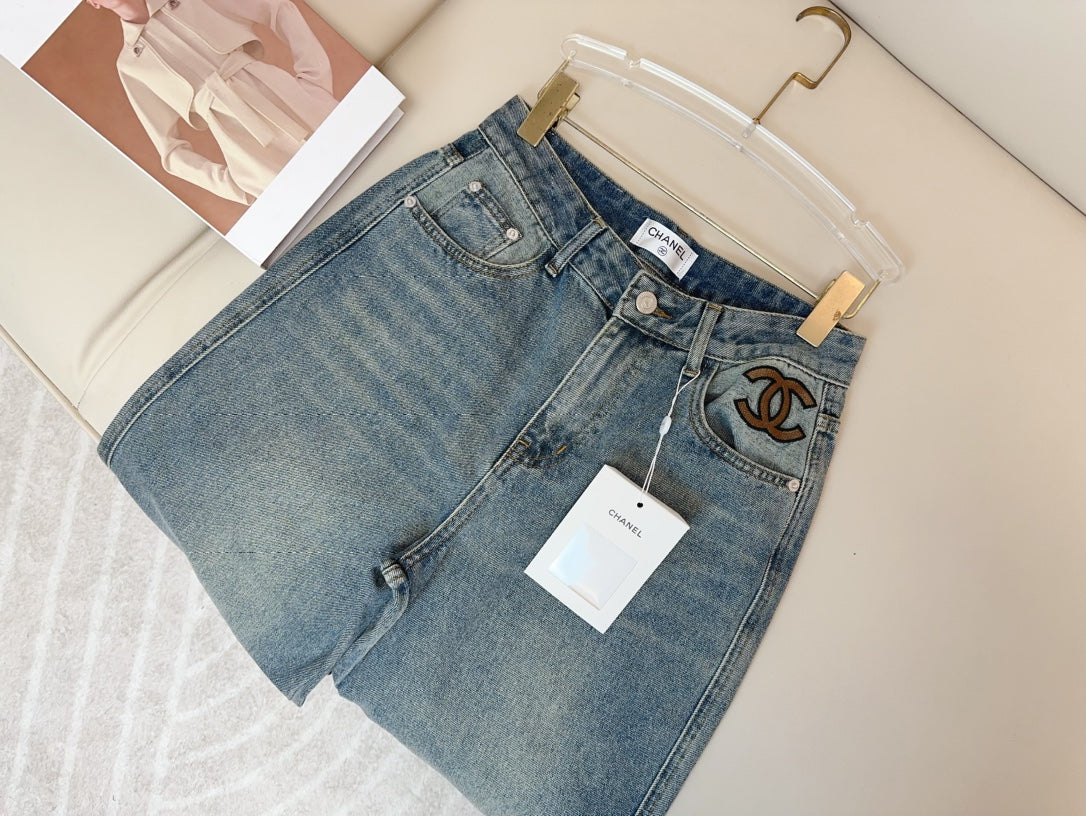 Contrast color embroidered logo jeans