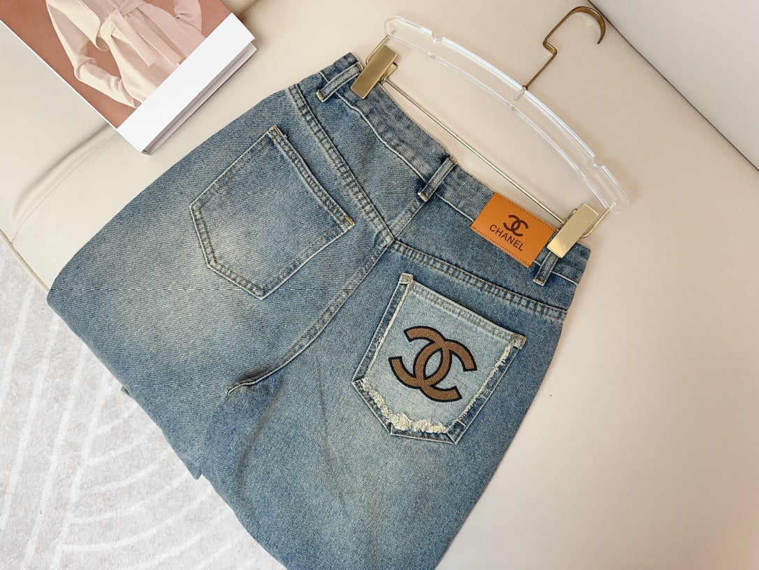 Contrast color embroidered logo jeans