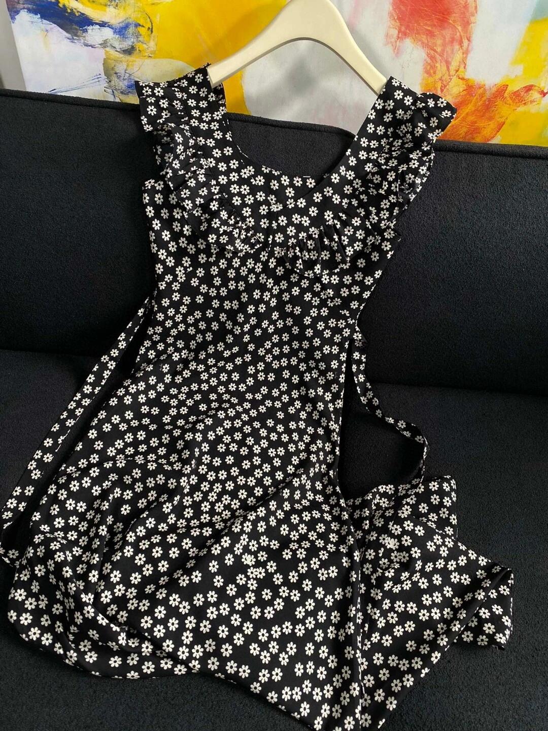 Black and white daisy floral dress