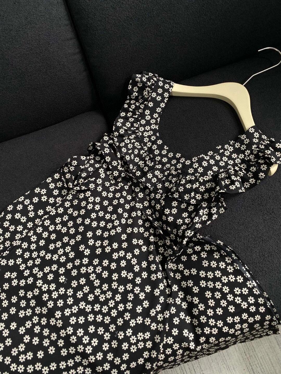 Black and white daisy floral dress